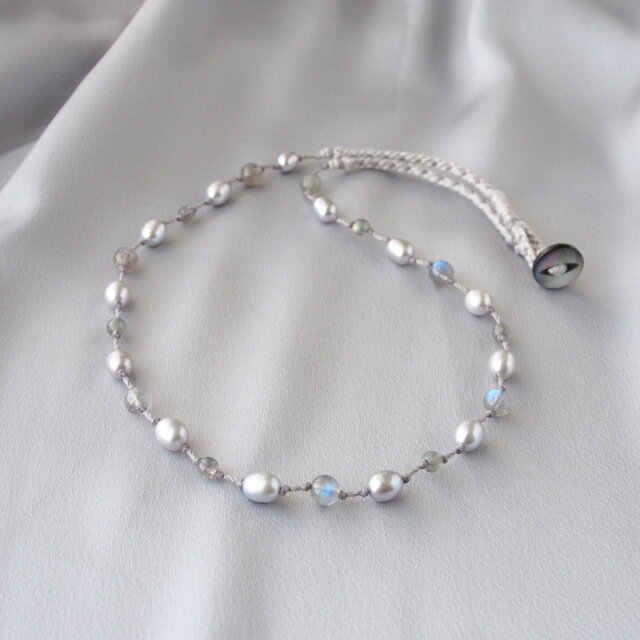 Silver-Gray Shine Necklace（淡水パール×ラブラドライト）