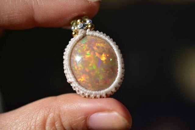 虹色の鱗☆エチオピアオパール マクラメペンダント137a | iichi 日々の