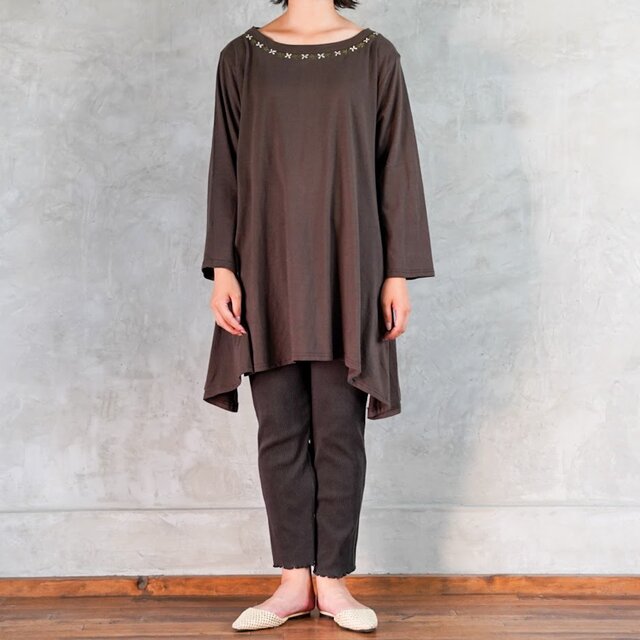 ≪くじゃく+フラワー≫ポイント刺繍　長袖　チュニック　ブラウン