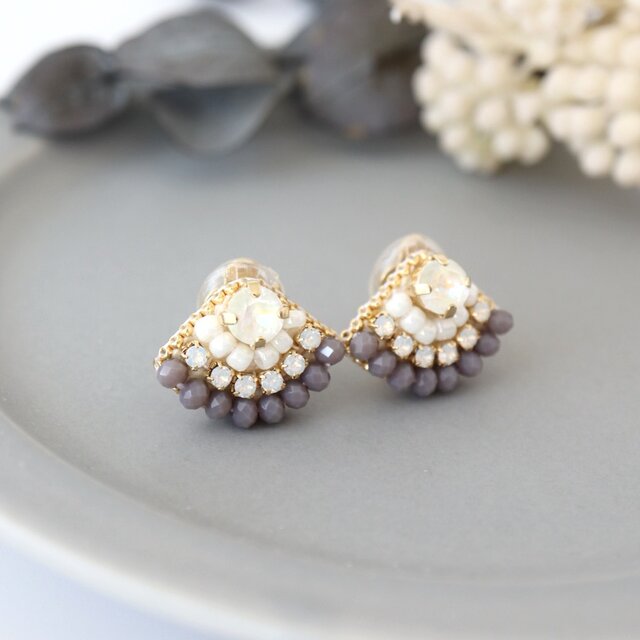 上品かわいい扇形ビーズ刺繍のイヤリング（グレー）／プレゼントにも