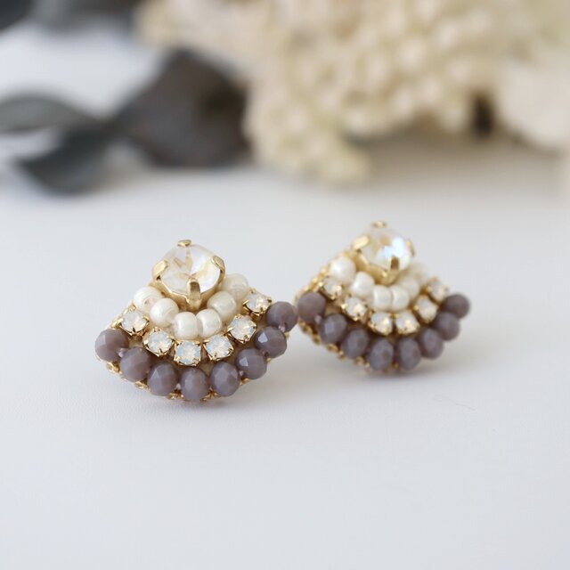 【専用】案　ハンドメイド 扇形ピアス ビーズ付き 上品かわいい扇形ビーズ刺繍のピアス（グレー）／プレゼントにも