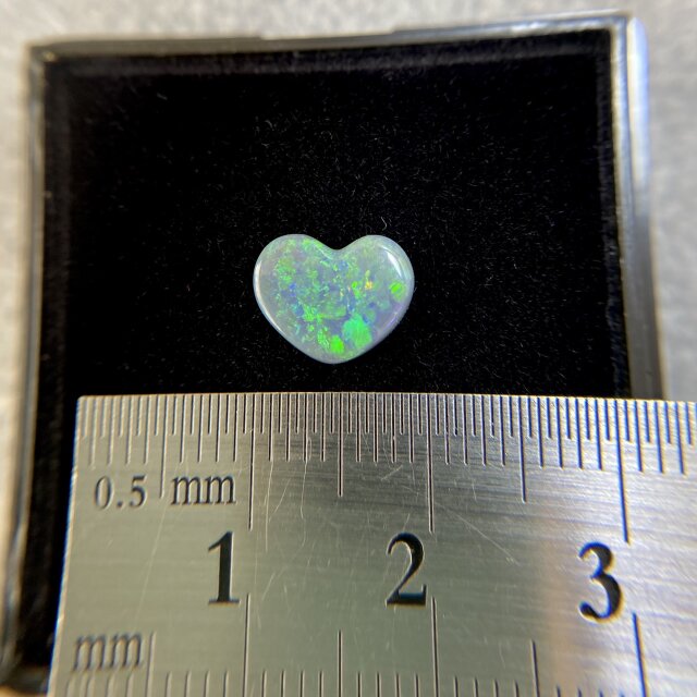 天然ブラックオパールルース1.15ct Lightning Ridge産原石から磨きました！