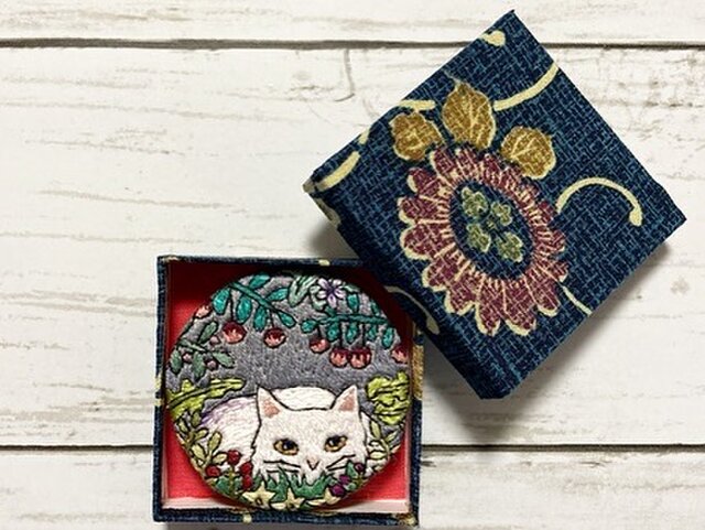 手刺繍オリジナルブローチ＊潜む猫 | iichi 日々の暮らしを心地よく