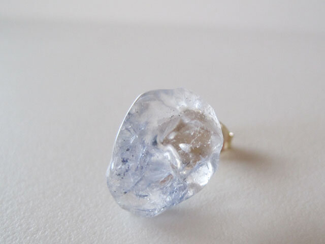 デュモルチェライトインクオーツの原石ピアス／Brazil 片耳 14kgf