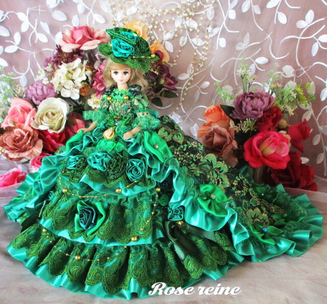 ビクトリア王妃 高貴なニュアンスグリーンが映える豪華ロングトレーン