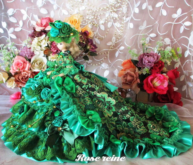 ビクトリア王妃 高貴なニュアンスグリーンが映える豪華ロングトレーン