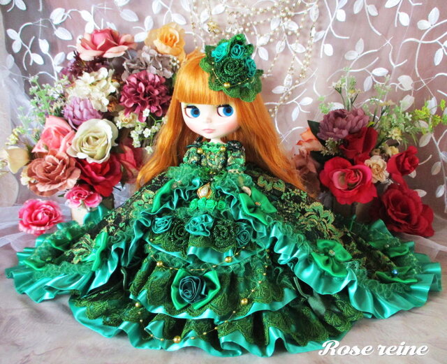 ビクトリア王妃 高貴なニュアンスグリーンが映える豪華ロングトレーン