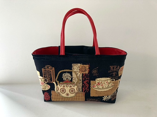 ゴブラン織り茶器柄トートバッグ₋赤ハンドル | iichi 日々の暮らしを