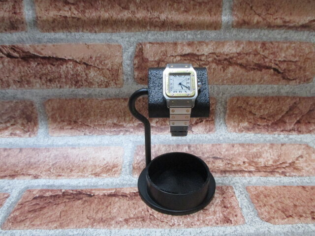 腕時計スタンド 腕時計スタンド おしゃれ 腕時計スタンド 高級 オールブラック1本掛け丸いトレイ付き腕時計スタンド… | iichi  ハンドメイド・クラフト作品・手仕事品の通販