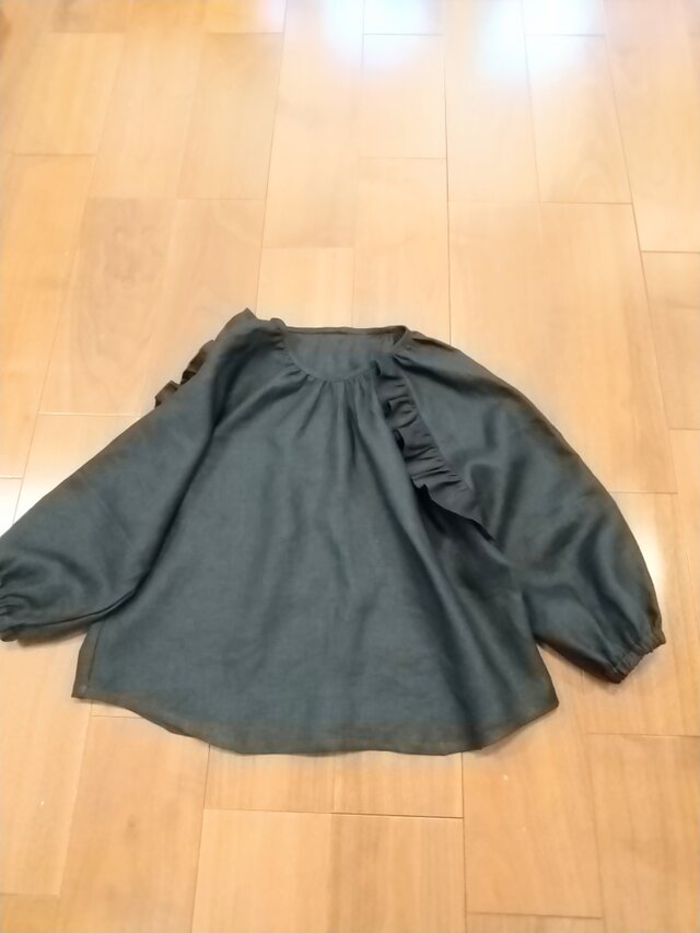 ブラックリネンラグランスリーブフリルブラウス