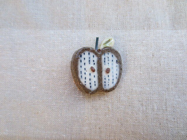 りんごのブローチ(青てんてん柄)の画像1枚目