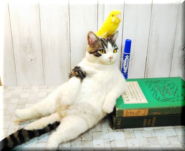 羊毛フェルト 猫 キジシロ猫さんとセキセイインコさん キジ白 ねこ