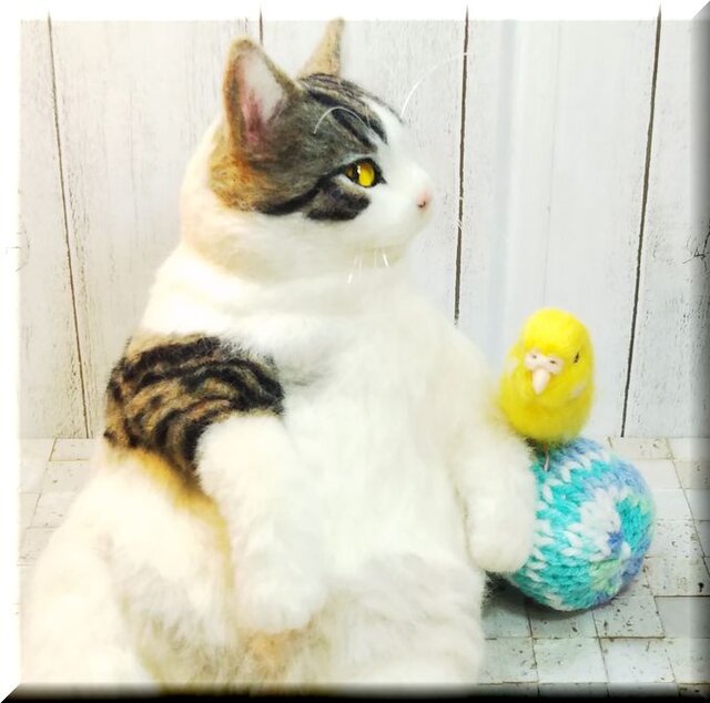 羊毛フェルト 猫 キジシロ猫さんとセキセイインコさん キジ白 ねこ ネコ 猫フィギュア | iichi  日々の暮らしを心地よくするハンドメイドやアンティークのマーケットプレイス