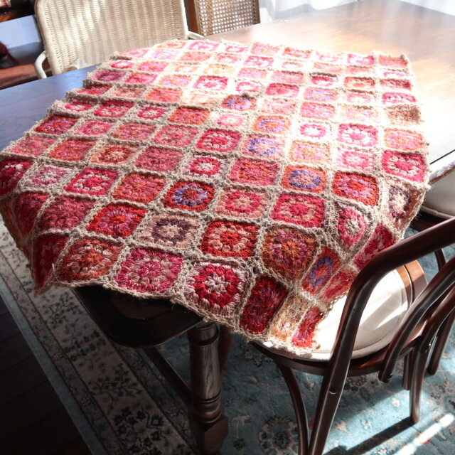 赤とピンクのデイジーブランケット | iichi 日々の暮らしを心地よく