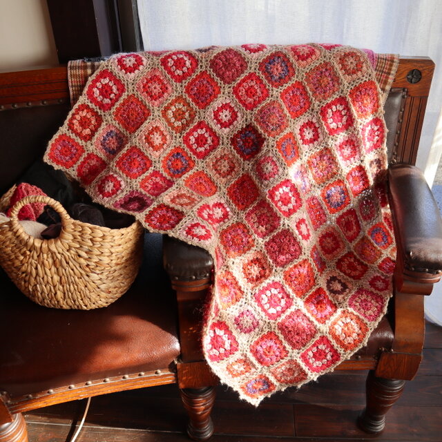 赤とピンクのデイジーブランケット | iichi 日々の暮らしを心地よく