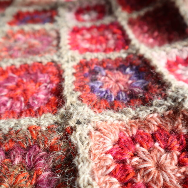 赤とピンクのデイジーブランケット | iichi 日々の暮らしを心地よく