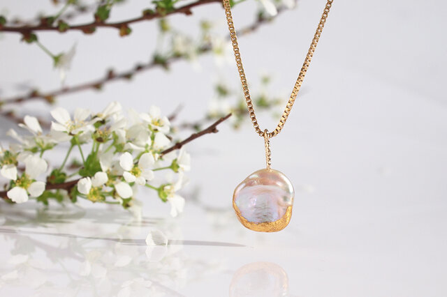 小さな桜色ケシパールのネックレス| 金箔パール 淡水パール 金箔 14kgf 40cmの画像1枚目