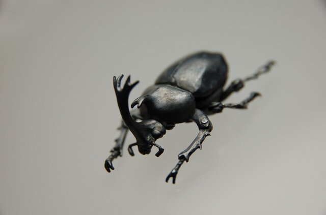 カブトムシのシルバーフィギュアの画像1枚目