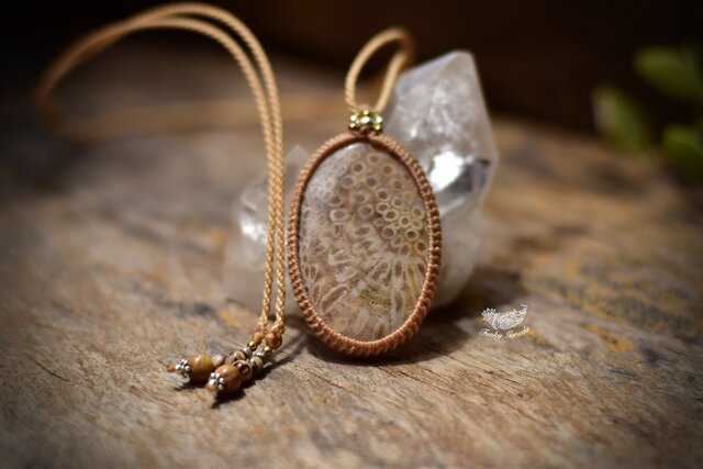 フォッシルコーラル　ラブラドライト　マクラメネックレス フォッシルコーラル ラブラドライト マクラメネックレス