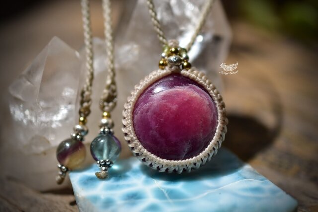 【Premium】スターローズクォーツとルビーのマクラメペンダント 星屑ピンク☆ローズルビー マクラメペンダント182 | iichi 日々