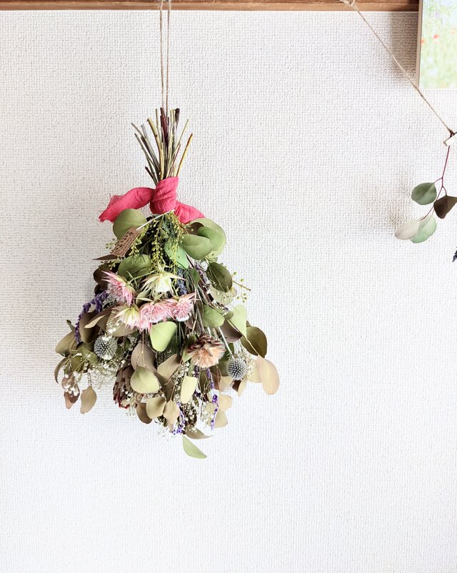 紅いユーカリポポラスとセルリアピンク、プロテア、カスミソウなどを使っレトロなドライフラワースワッグ