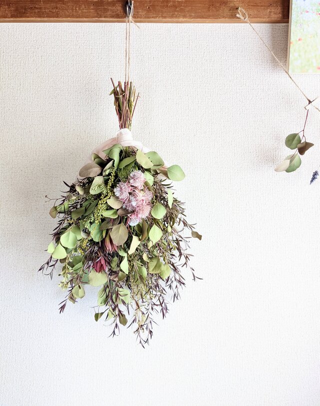 ユーカリポポラスとミモザの蕾、リューカデンドロン、メラウレカを使ったグリーンなドライフラワースワッグ