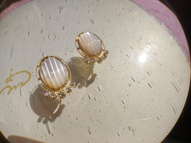 一点もの 『夏の白』K18白蝶貝とダイヤモンドのイヤリング | iichi