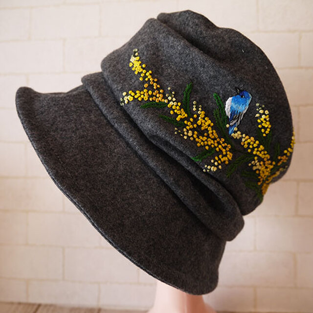 圧縮ウールニット生地で作ったクロッシェ（ミモザと青い鳥）