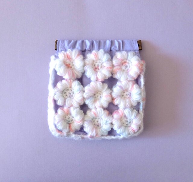 ふわふわお花のスクエアポーチ（虹色） | iichi 日々の暮らしを