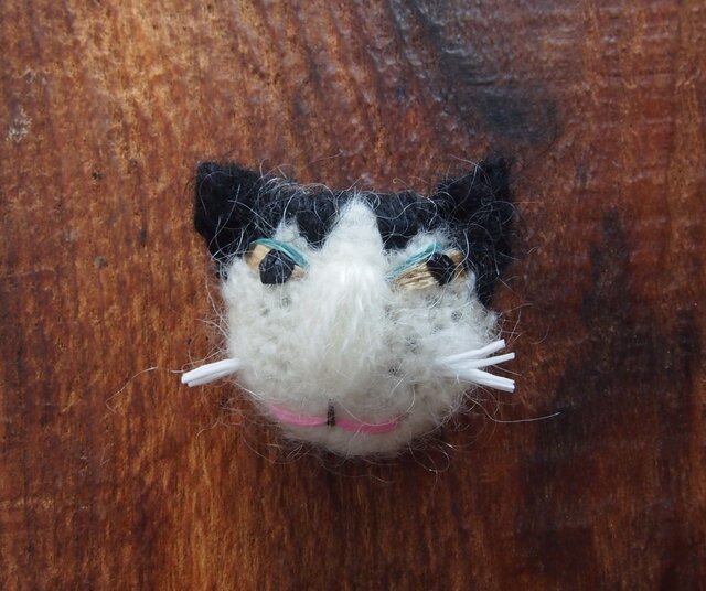 8割れ猫ブローチ 白黒の画像1枚目