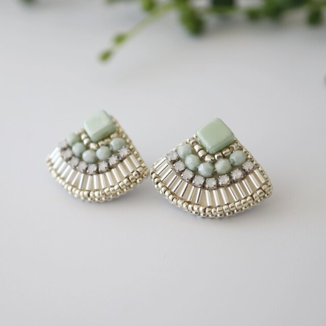 竹ビーズクリスタルビジュー刺繍ピアス(ミントグリーン) ／誕生日