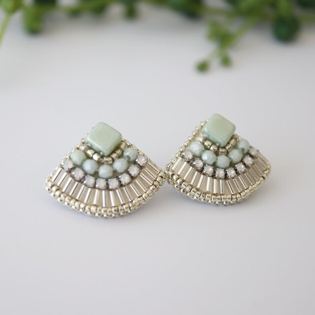 竹ビーズクリスタルビジュー刺繍イヤリング(ミントグリーン) ／誕生日