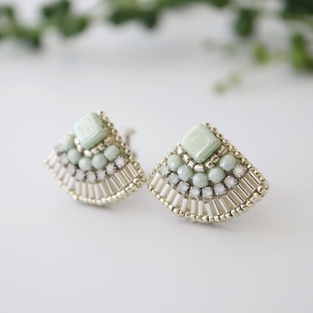 竹ビーズクリスタルビジュー刺繍イヤリング(ミントグリーン) ／誕生日