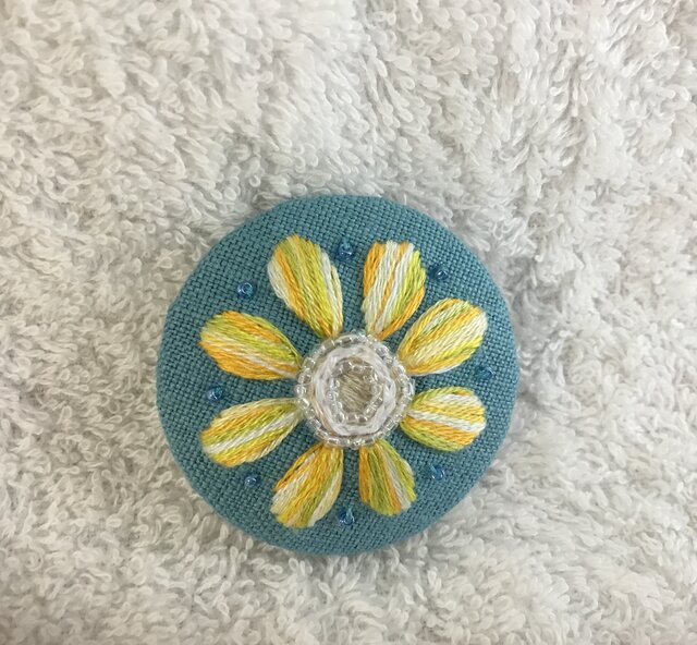 花刺繍のブローチ・グラデーションイエロー | iichi 日々の暮らしを