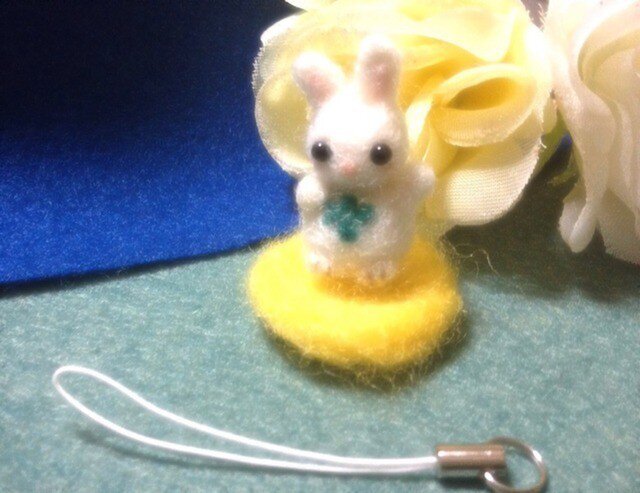 合格！応援！月夜のウサギ 羊毛フェルトストラップ | iichi 日々の