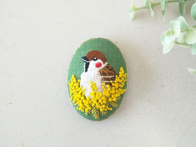 手刺繍ブローチ 雀とミモザの画像1枚目