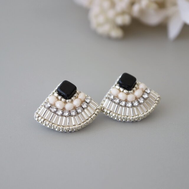 竹ビーズクリスタルビジュー刺繍ピアス(ブラック) ／誕生日・贈り物に