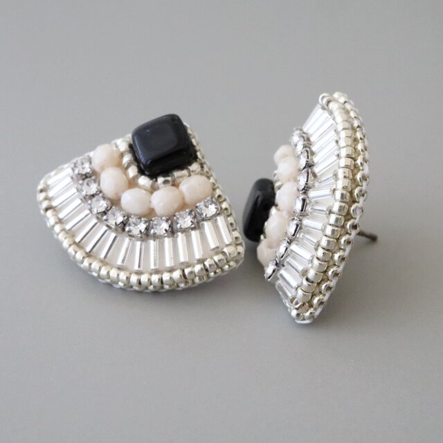 竹ビーズクリスタルビジュー刺繍ピアス(ブラック) ／誕生日・贈り物に