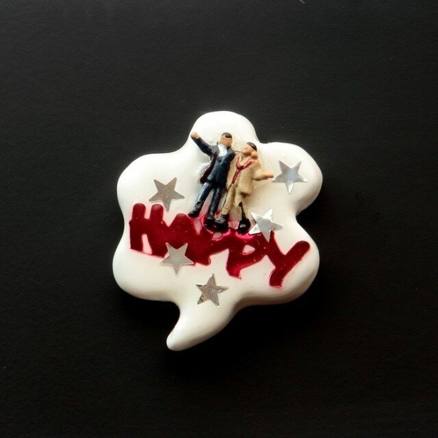 Happy people ピンブローチ #01の画像1枚目