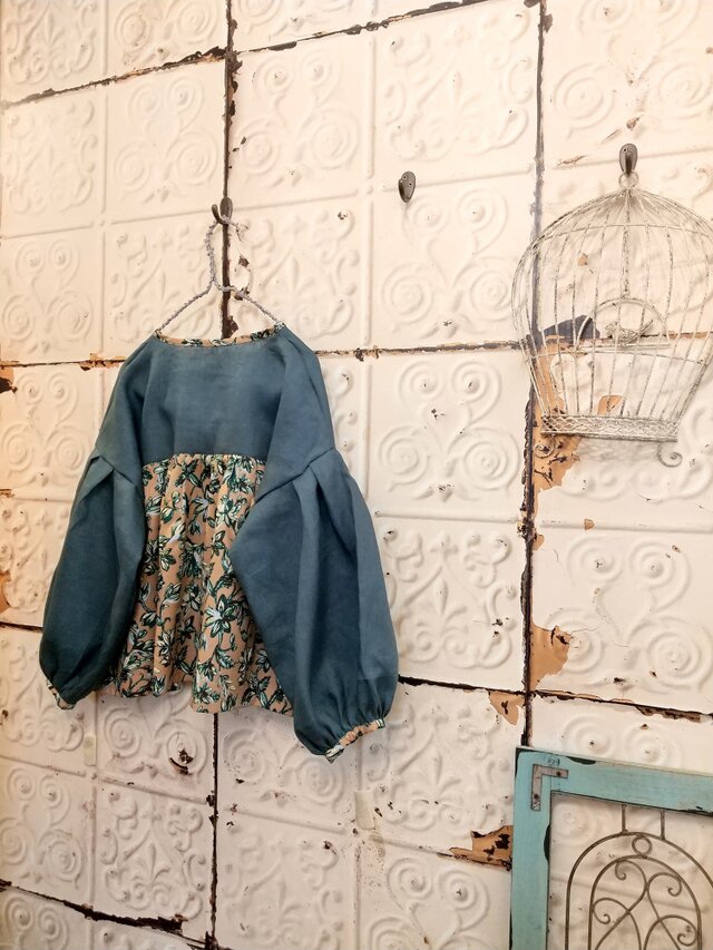 ブルーグリーンリネンとボタニカル柄のパフスリーブトップス