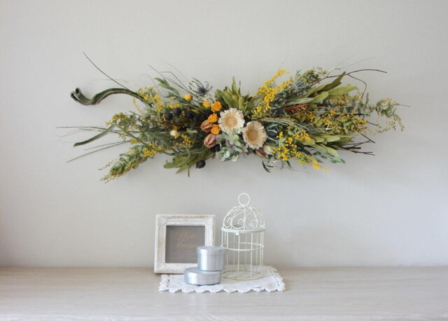 ミモザと石灰エニシダの横長スワッグ | iichi 日々の暮らしを心地よく