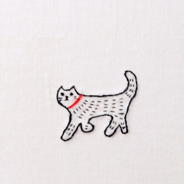 刺繍ファブリックパネル「歩く猫」 アートパネル 猫 | iichi 日々の