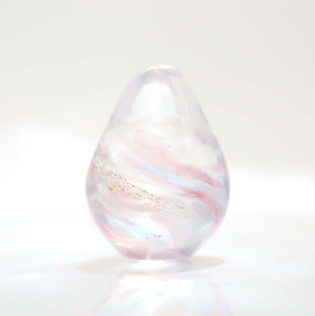 ガラスの雫の小さなオブジェ 「花びら舞う清流に」