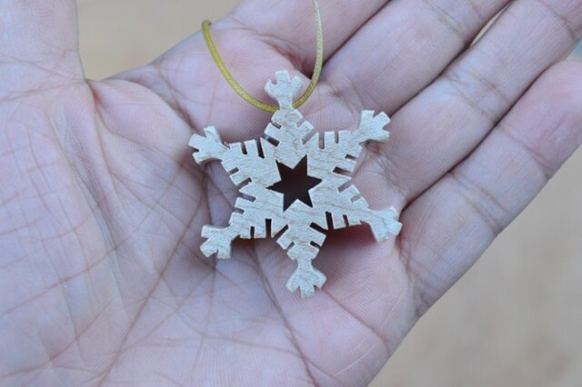 樹齢約千年の木材で作った 雪の華のペンダント その8の画像1枚目