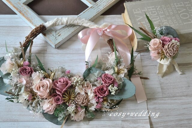 くすみピンクとベージュカラ―のリースブーケ＊ブートニア | iichi 日々