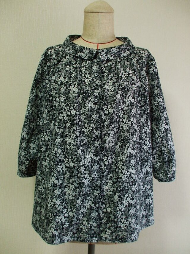 黒地×白小花柄プリント 小さいショールカラーのブラウス 着丈６６ｃｍ L~LLサイズ 受注生産