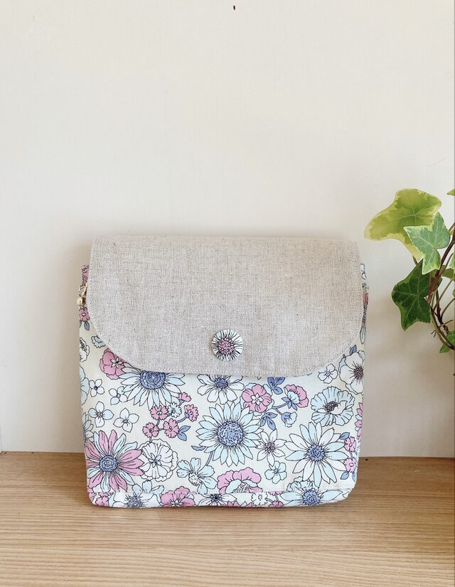 便利なポケットいっぱいふた付きポーチ（ブルーフラワー）