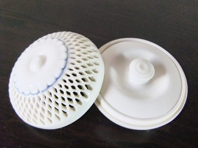 白磁 透かし彫り香合 | iichi 日々の暮らしを心地よくする