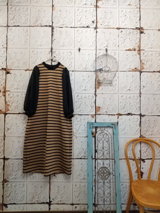 キャメル&ブラックボーダーお袖がジョーゼットのワンピース