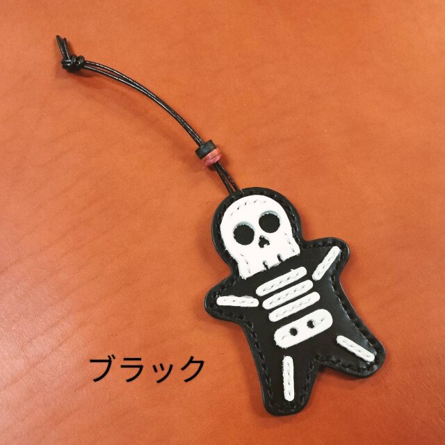 レザーで出来たスカルチャーム | iichi 日々の暮らしを心地よくする